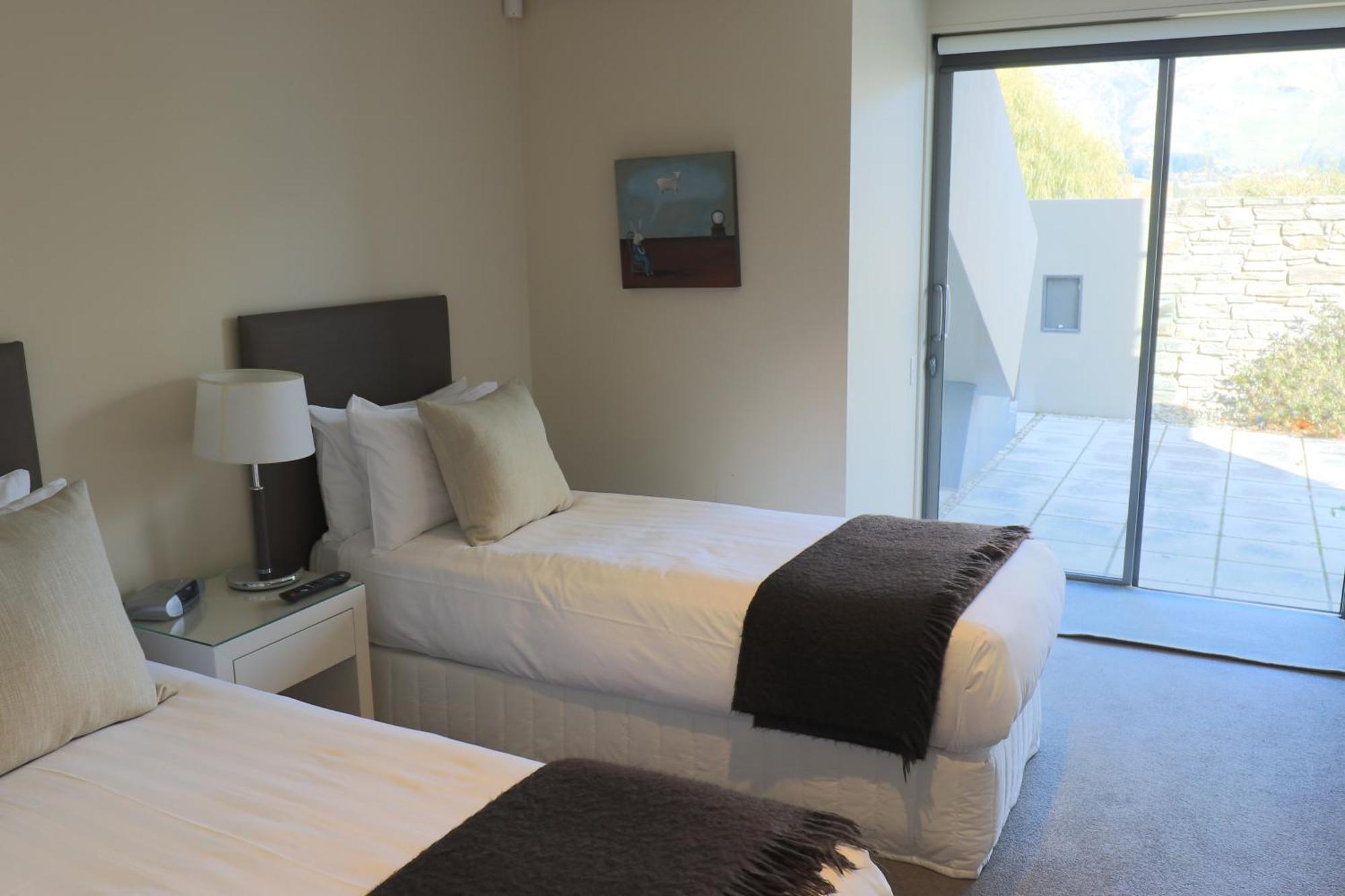 Lakeshore Springs Apartments Wanaka Exterior photo