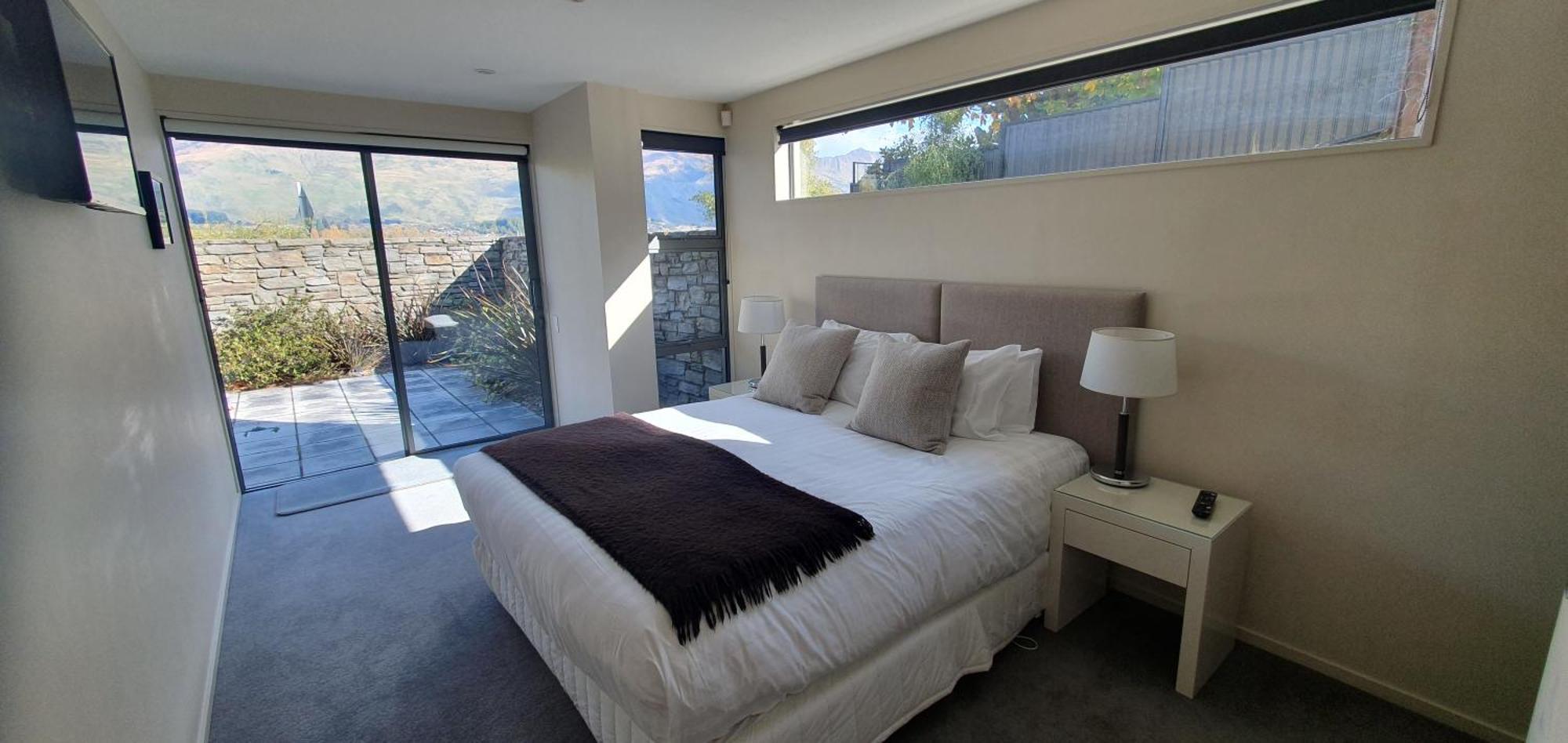Lakeshore Springs Apartments Wanaka Exterior photo