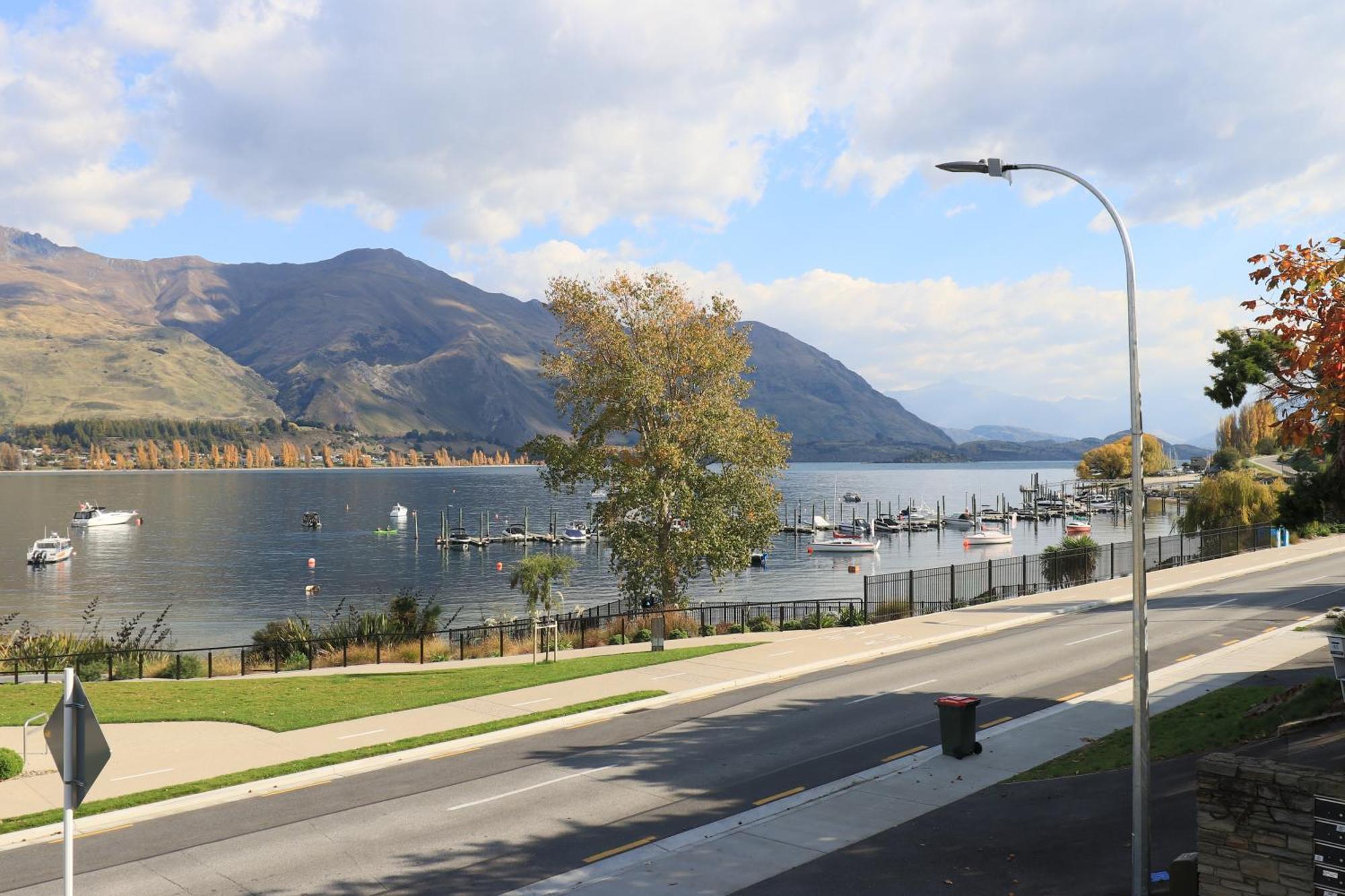 Lakeshore Springs Apartments Wanaka Exterior photo
