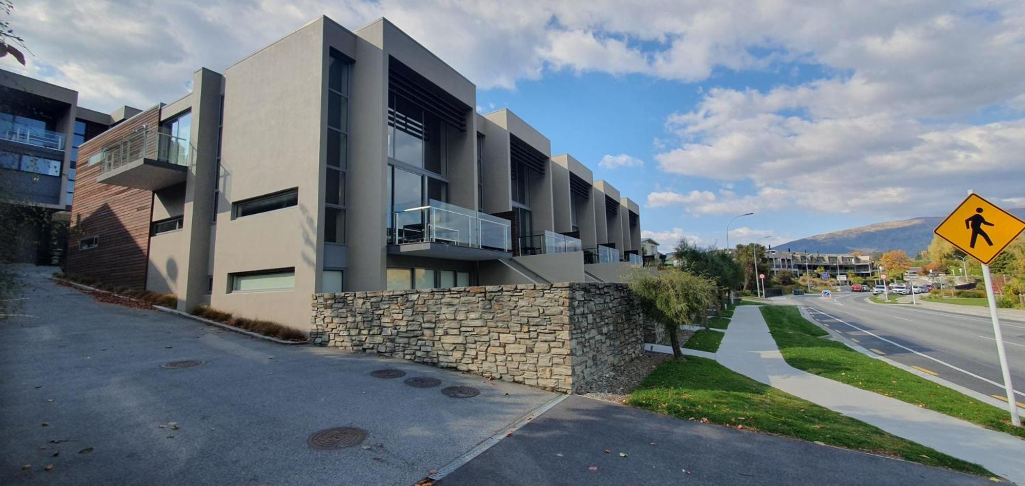 Lakeshore Springs Apartments Wanaka Exterior photo